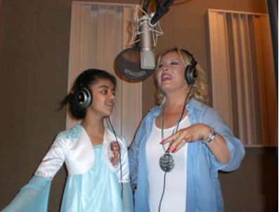 EMEL SAYIN - Emel Sayın Iraklı Saya Latif'e albüm teklif etti