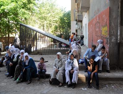 SEVIYE BELIRLEME SıNAVı - Diyarbakır‘da Sınav İçin Çocuklarına Dua Eden Aileler