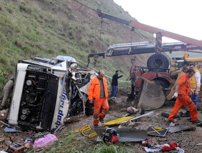 MAHMUT AĞBAL - Erzurum'da kaza: 6 ölü 35 yaralı