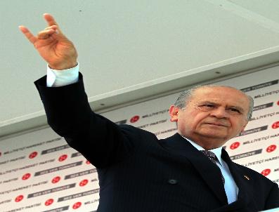 Bahçeli, ‘Amed‘e Şeref Verdiniz‘ Pankartıyla Karşılandı