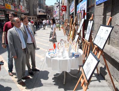 HÜSEYİN TURAN - Gençler Resim Satarak Köy Okullarına Kitap Kazandıracak