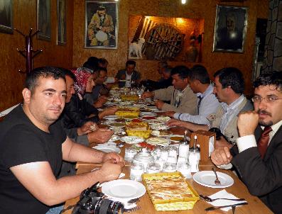 ÇELEBIBAĞı - Bağımsız Milletvekili Adayı Özdal Üçer Erciş‘te Gazetecilerle Kahvaltıda Bir Araya Geldi