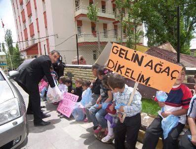 Narman’Da Minik Çevreciler Ellerinde Pankartlarla Yürüdü