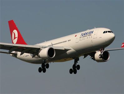 Türk Hava Yolları uçağının camı patladı