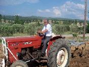 Bağımsız Aday Traktör Sürdü İşçilerle Çapa Yaptı