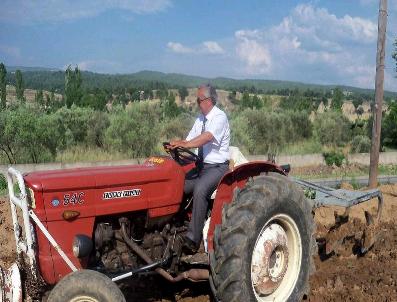 TACI ERBAŞ - Bağımsız Aday Traktör Sürdü İşçilerle Çapa Yaptı