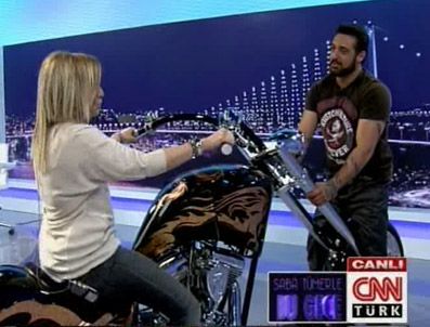 SABA TÜMER - Canlı yayında motorsiklete  bindi