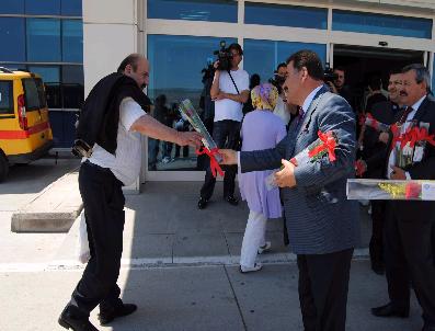 Gurbetçiler Çiçeklerle Karşılandı