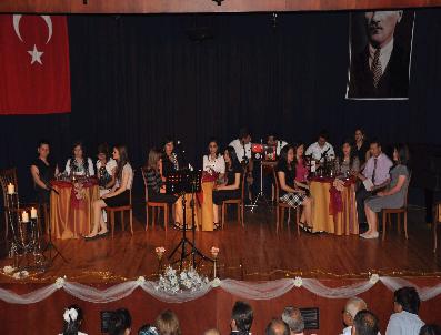 Kız Meslek Lisesi Öğrencilerinden Şiir Gecesi