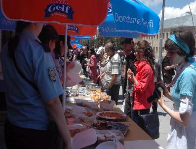 Polis Eşlerinden Örnek Kermes