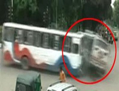 Bangladeşte dehşete düşüren kaza!