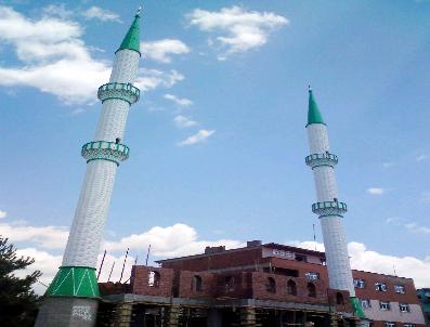Cami Bitmeden Minareleri Tamamlandı