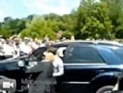 Medvedev'in kullandığı cip kalabalığa dalıyordu