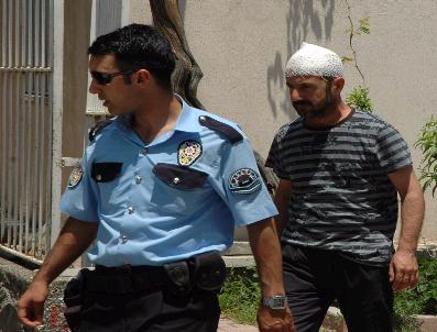 Müzik Yüzünden Tartıştığı Kocasını Tava Ve Bıçakla Yaraladı