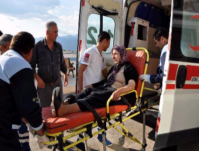 Otomobil Kamyonetle Çarpıştı: 5 Yaralı