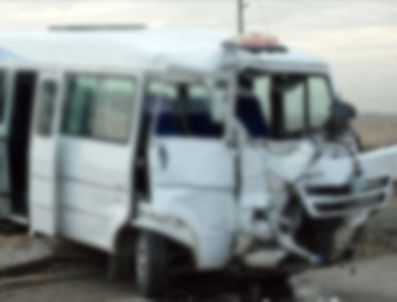 OKURCALAR - Turistleri taşıyan midibüs itfaiye aracına çarptı