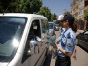 Viranşehir'de polis vatandaşa karanfil dağıttı