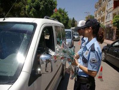 Viranşehir'de polis vatandaşa karanfil dağıttı