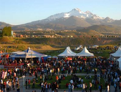 İki kişiden biri ünivesiteli olacak