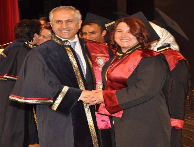 TURHAN TAYAN - Doktorluk Diplomasını Başhekim Babasından Aldı