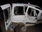 Eğlenceden Dönen Üniversite Öğrencilerinin Aracı Duvara Çarptı: 5 Yaralı