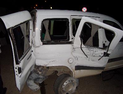 Eğlenceden Dönen Üniversite Öğrencilerinin Aracı Duvara Çarptı: 5 Yaralı