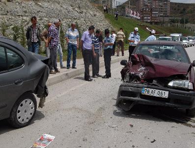 MUHARREM GÜLMEZ - Karabük‘te 2 Ayrı Trafik Kazası 6 Yaralı