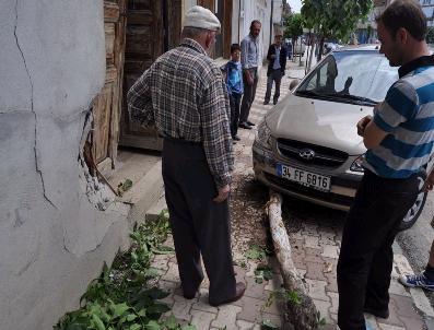 BAHATTIN ŞEKER - Kontrolden Çıkan Otomobil Tarihi Binaya Girdi