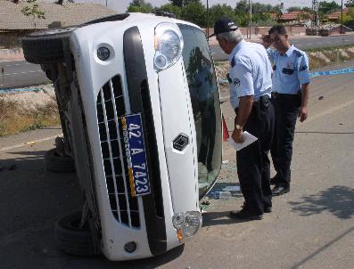 Polis Otosu Devrildi: 2‘Si Polis 3 Yaralı