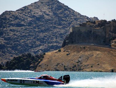 Sürat tekneleri Keban'da yarıştı