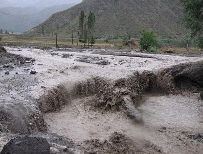 Sel Erzurum’Da Yolları Trafiğe Kapadı