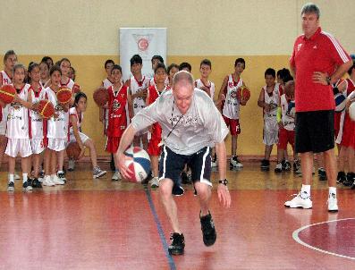 Amerikalı Antrenörden Anadolu Çocuklarına Basketbol Eğitimi