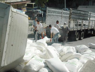 Ankara‘da Un Yüklü Kamyon Devrildi