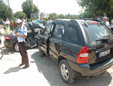 AHMET ÖZCAN - Trafik Kazasında Üç Kişi Yaralandı