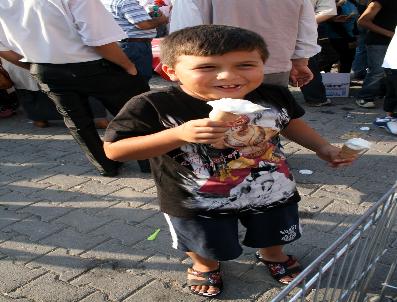 3,5 Ton Dondurma Elektrikli Testereyle Kesilerek İkram Edildi