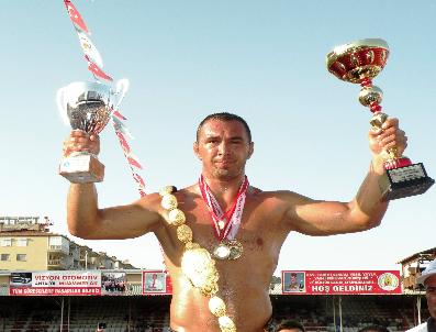 Ali Gürbüz, Elmalı Güreşlerinde Başpehlivanlığını Tescilledi