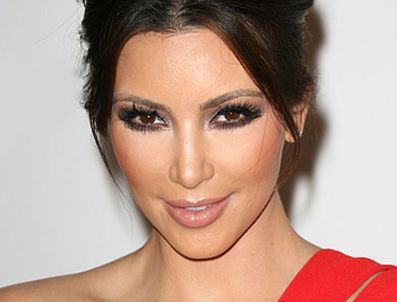 BALENCIAGA - Kim, güneş gözlüklerine bağımlıyım