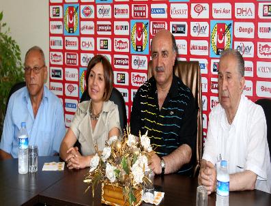 DİLEK AKAGÜN YILMAZ - Chp Milletvekili Yılmaz’Dan Gazeteciler Cemiyetine Ziyaret