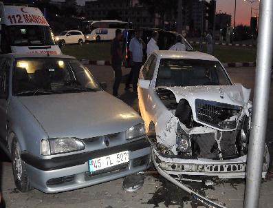 HASAN GÜLER - Turgutlu‘da Zincirleme Trafik Kazası: 3 Yaralı