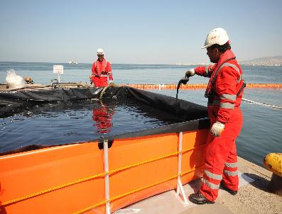 Batan Gemiden Sızıntıyı Önlemek İçin Gece Boyunca Çalışıldı