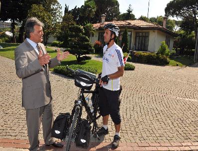 İSMAIL ÇEVIK - Cumhurbaşkanı Gül, Bisikletle Almanya‘dan Türkiye‘ye Gelen Genci Kabul Etti