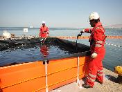İzmir‘de Batan Yolcu Gemisinden Sızıntıyı Önlemek İçin Çalışmalar Gece Boyunca Sürdü