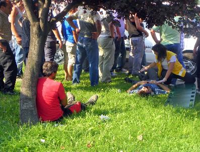 Midibüsle Kamyonet Çarpıştı: 5 Kişi Yaralandı