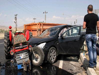 Otomobil Traktörle Çarpıştı: 5 Yaralı