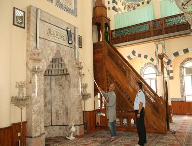 Camilerde Ramazan Temizliği Yapılıyor