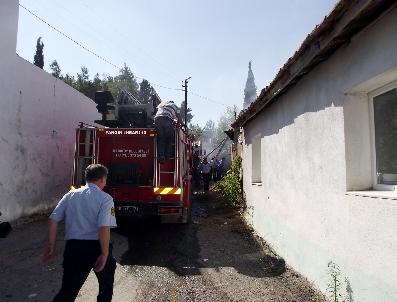 Evi Yanan Yaşlı Adamı Komşuları Teselli Etti