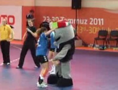 Hollanda'lı sporculardan kolbastılı kutlama