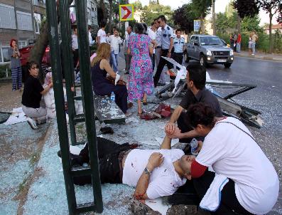 Otomobil Durağa Daldı: 1 Ölü, 5 Yaralı...(2)