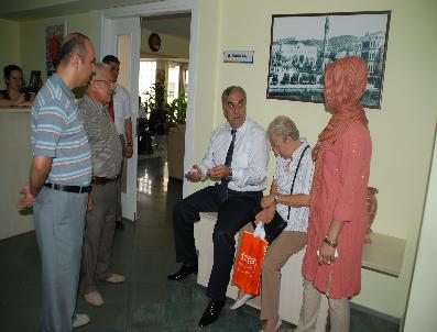 Vatandaşı Kapıda Karşılayıp Dert Dinliyor