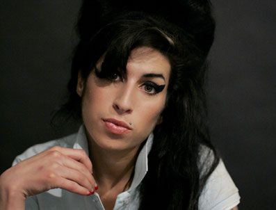 AMY WİNEHOUSE - 'Alkolü birden bıraktığı için öldü'